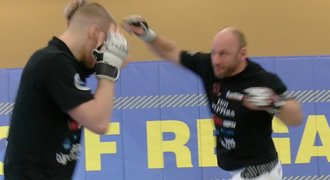 „Capák“ a rychlá páka. Bojovníci MMA ukazují své hlavní zbraně