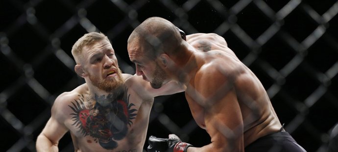 Eddie Alvarez se snaží krýt před údery McGregora