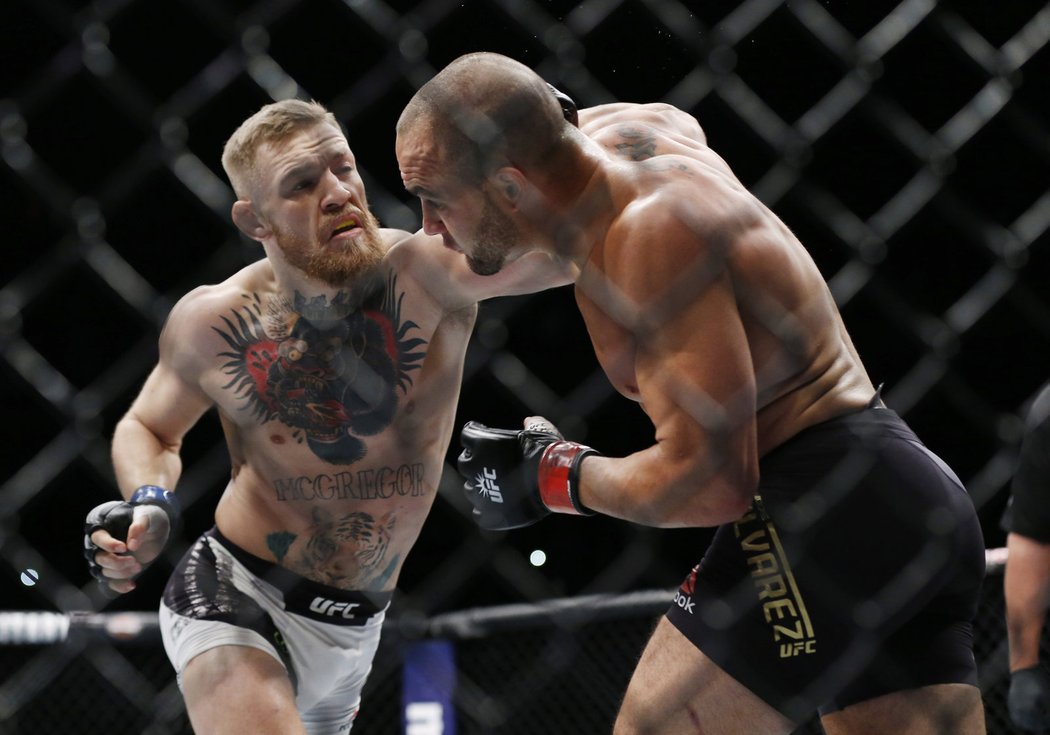 Eddie Alvarez se snaží krýt před údery McGregora