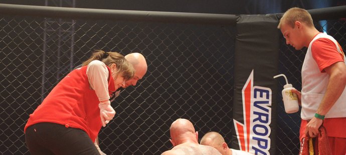 Český bojovník Luboš Vrňata svou bitvu na galavečeru MMA v hlavním městě prohrál. Němec Hendrik Oschmann mu vykloubil rameno.