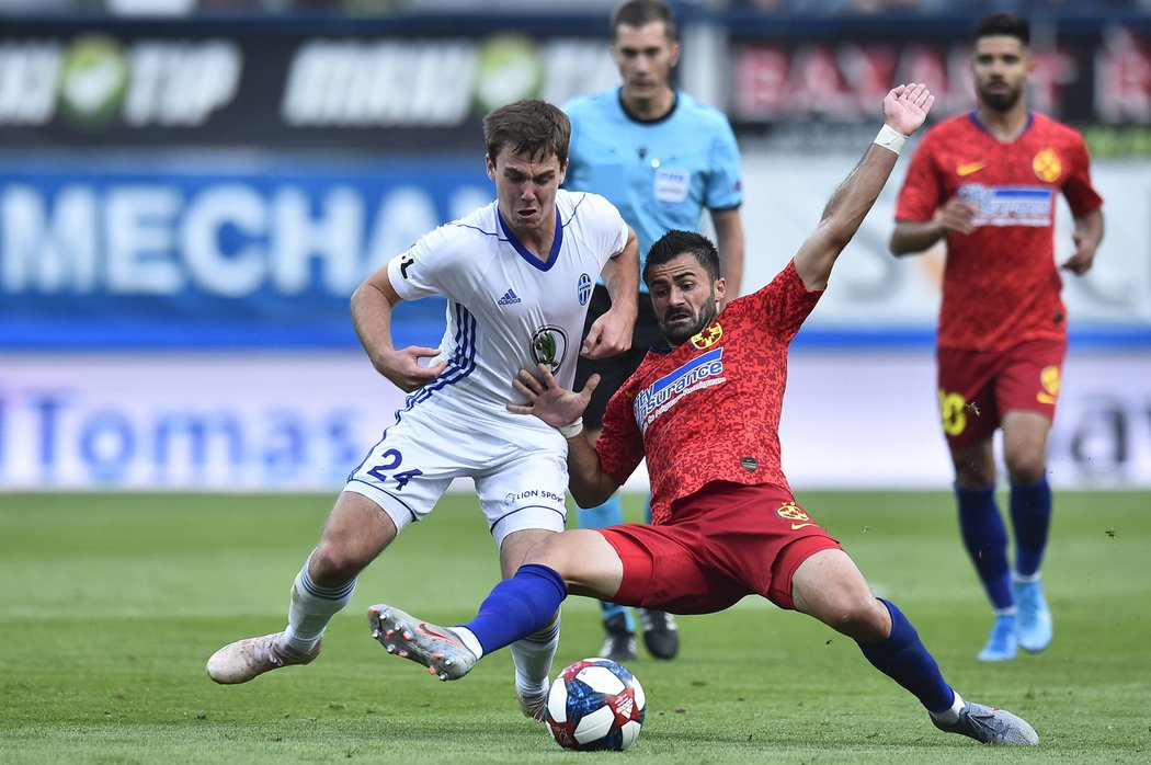 Pavel Bucha z Mladé Boleslavi a Valentin Cretu z FCSB v souboji o míč