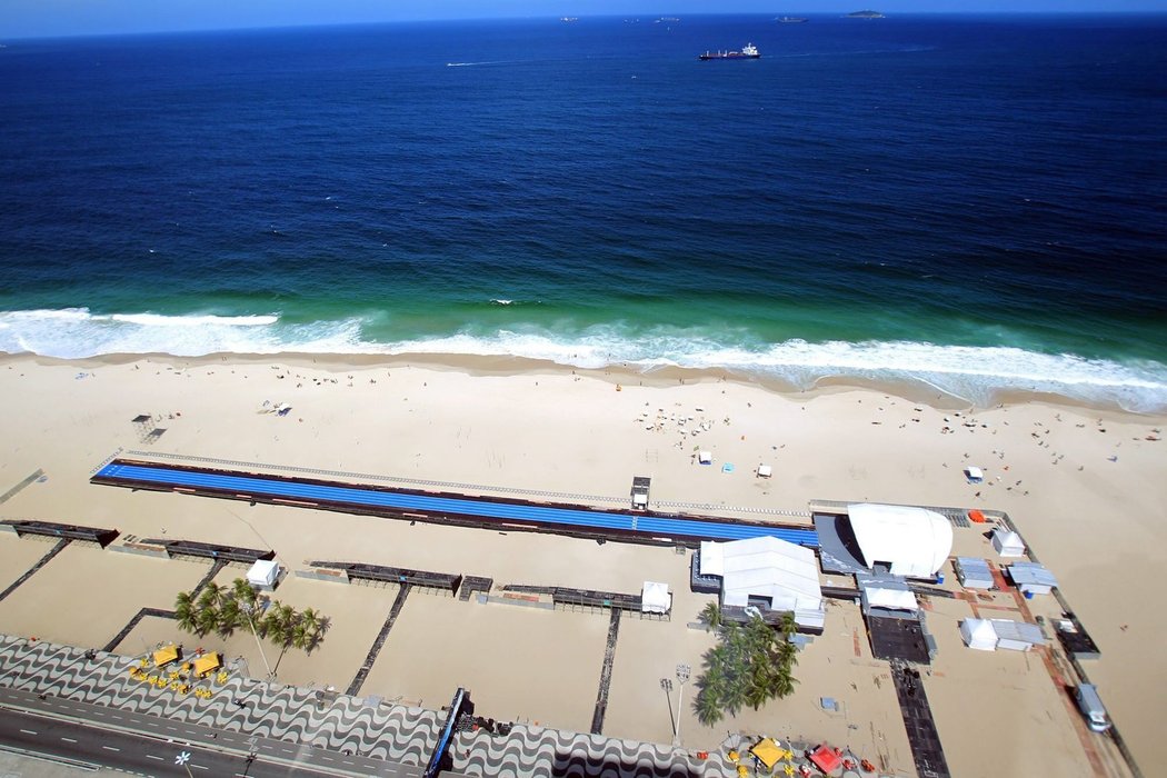 Pořadatelé postavili speciální modrou dráhu přímo na písku slavné pláže Copacabana