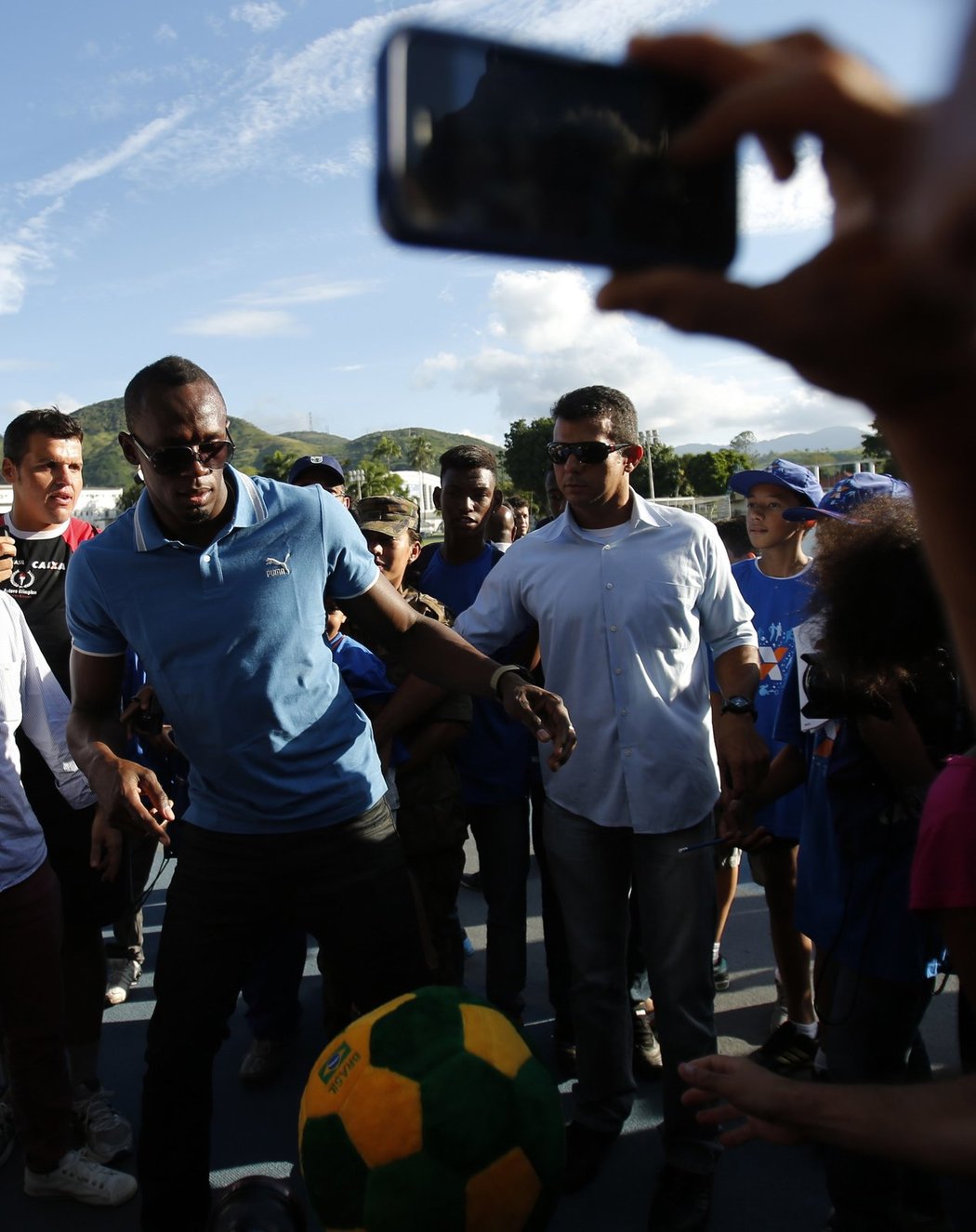 Usain Bolt křepčí s brazilskými fanoušky na pláži Copacabana