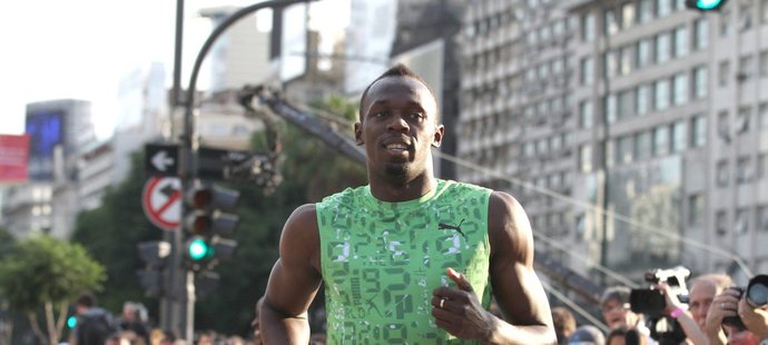 Usain Bolt překonal v Buenos Aires další metu, předběhl jednoucí autobus