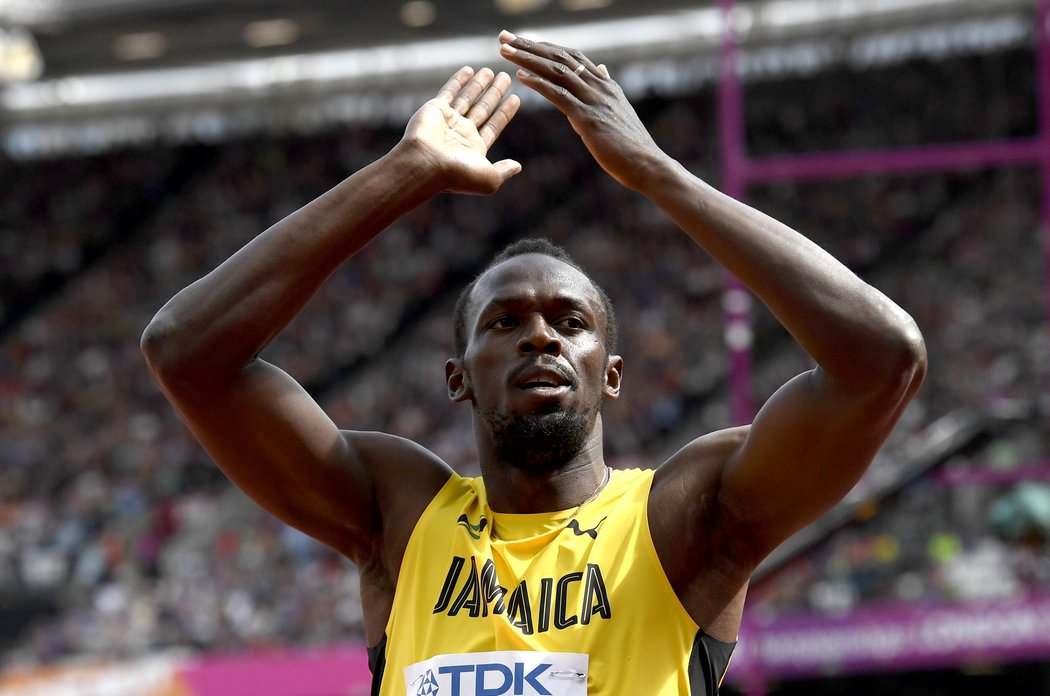 Jamajský sprinter Usain Bolt při rozběhu štafet na 100 metrů na šampionátu v Londýně