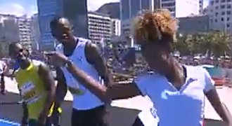 VIDEO: Bolt tancoval se žhavými Brazilkami na Copacabaně