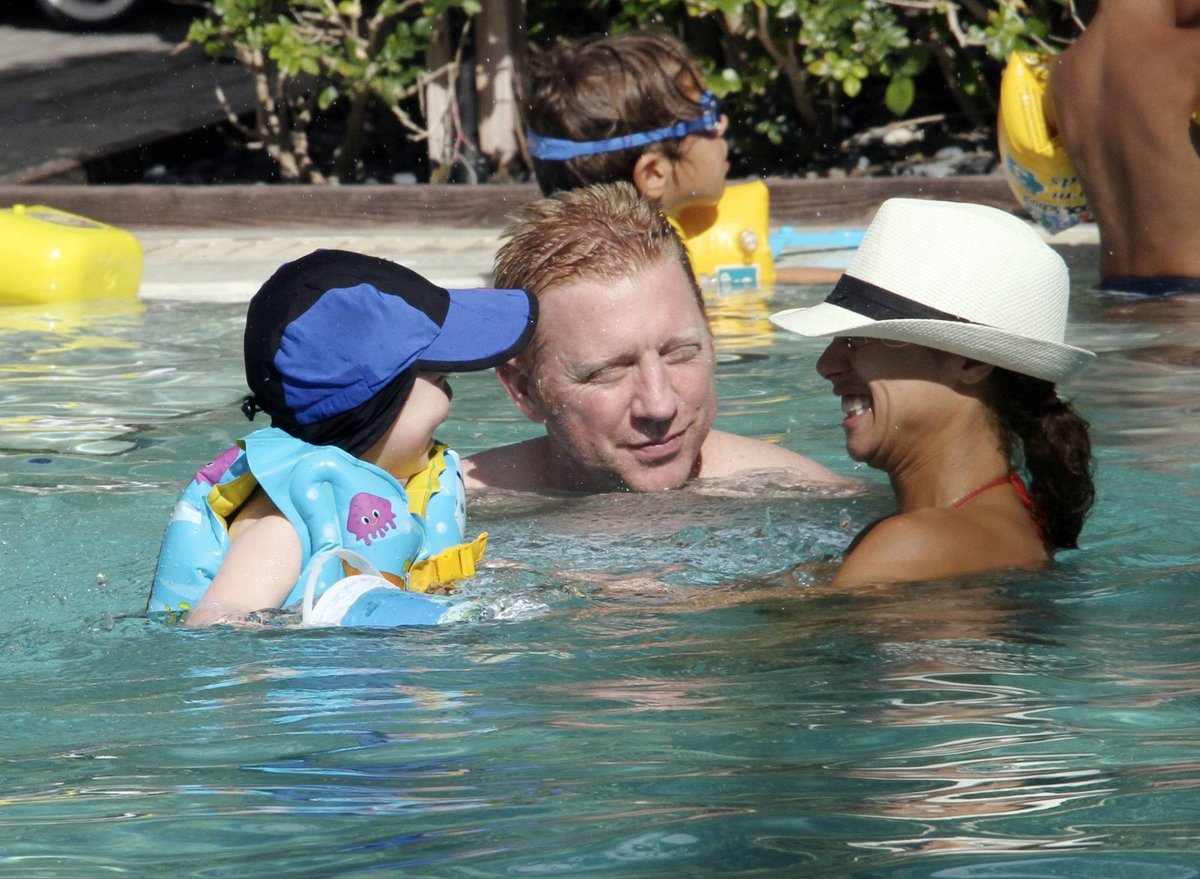 Boris Becker s manželkou a syny v hotelovém bazénu v luxusním hotelu