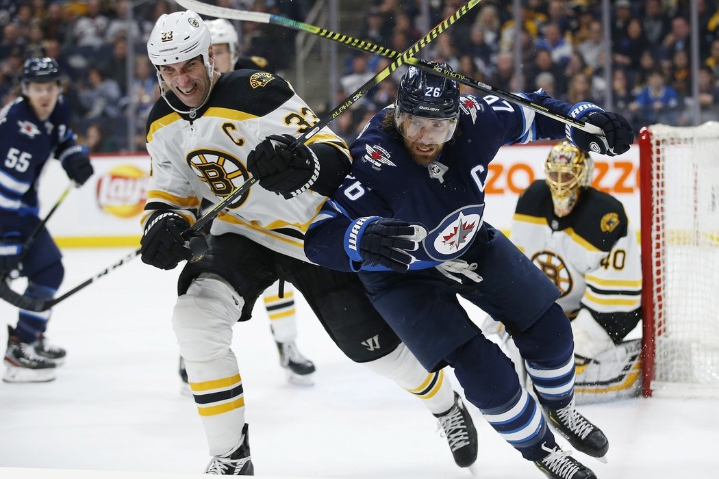 Souboj kapitánů. Bude u puku dříve Blake Wheeler, nebo Zdeno Chára?