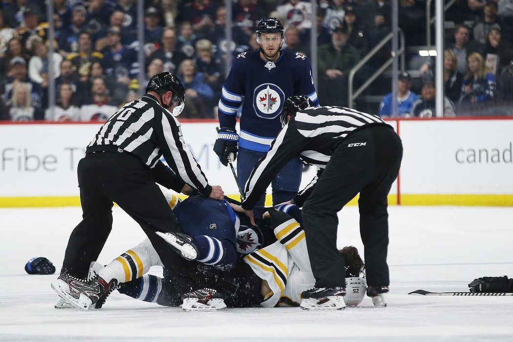 Gabriel Bourque a bostonský Brandon Carlo si střihli parádní bitku.