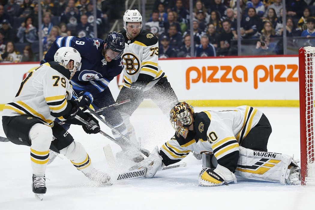 Boston defenzivně vedené utkání s Winnipegem dovedl díky dvěma asistencím Davida Pastrňáka k výhře 2:1.