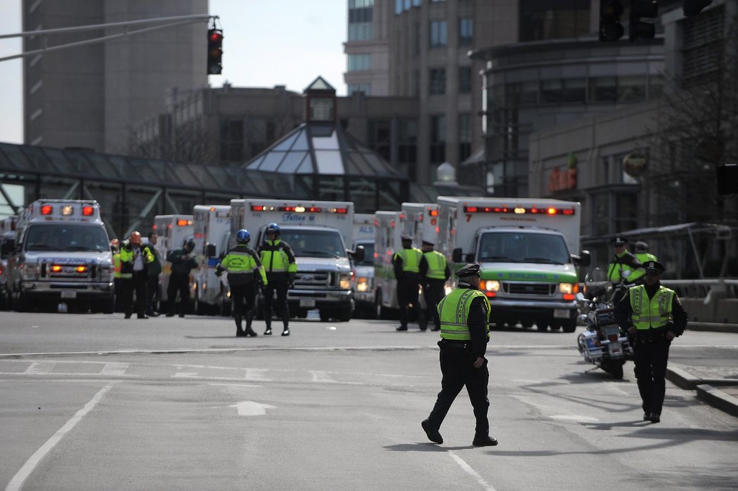 V cíli maratonu v americkém Bostonu se dnes udály dvě silné exploze. Podle policie zemřeli dva lidé, jiné zdroje uvádějí tři mrtvé. Dalších asi 100 lidí utrpělo zranění.