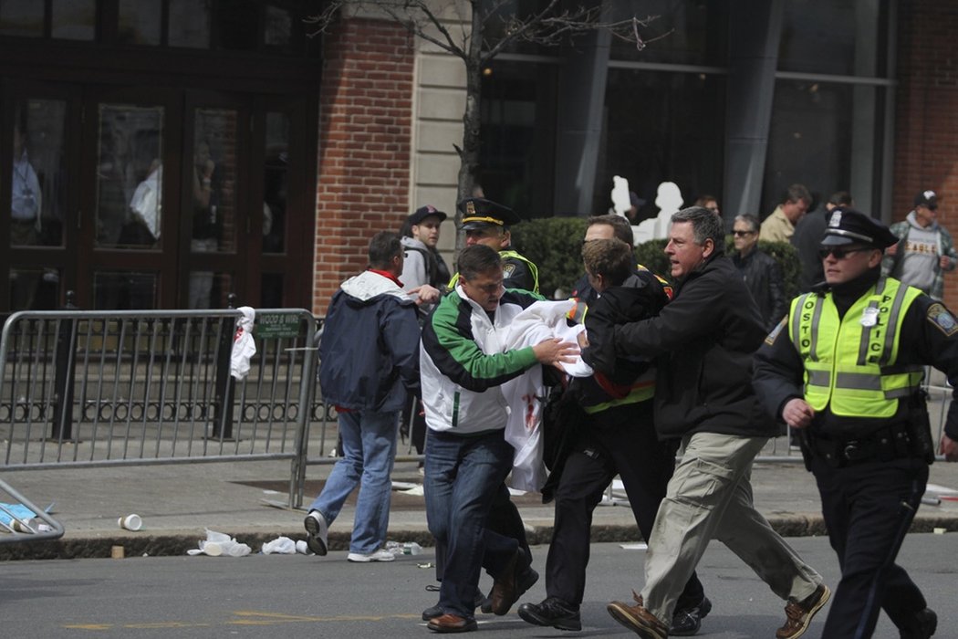 V cíli maratonu v americkém Bostonu se dnes udály dvě silné exploze. Podle policie zemřeli dva lidé, jiné zdroje uvádějí tři mrtvé. Dalších 100 lidí utrpělo zranění.