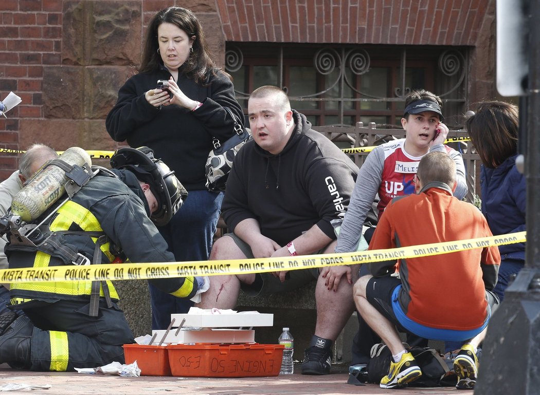 V cíli maratonu v americkém Bostonu se dnes udály dvě silné exploze. Podle policie zemřeli dva lidé, jiné zdroje uvádějí tři mrtvé. Dalších 100 lidí utrpělo zranění.