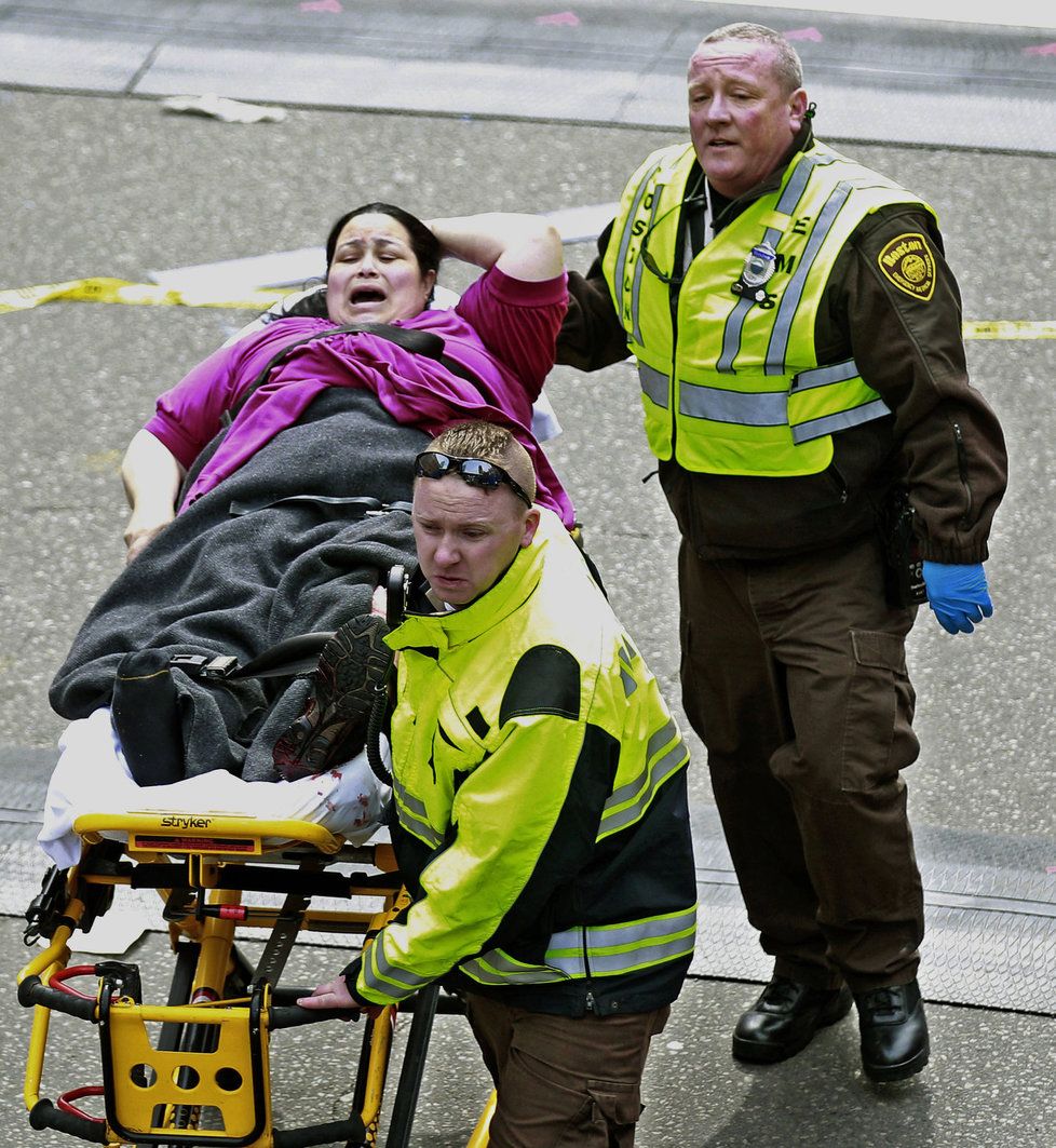 Tragédie v Bostonu. V cíli tamního maratonu explodovaly dvě nálože. Na místě jsou dva mrtví, nemocnice hlásí i šest lidí v kritickém stavu. Zraněno bylo víc než sto lidí. Došlo k dalším explozím, policie je v pohotovosti.