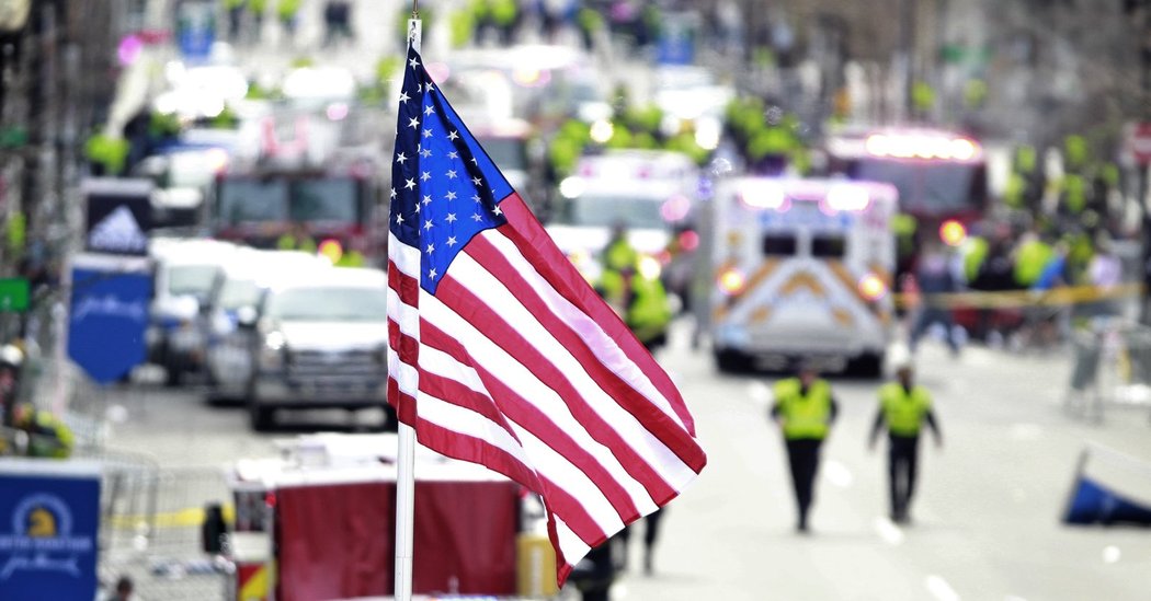 V cíli maratonu v americkém Bostonu se dnes udály dvě silné exploze. Podle policie zemřeli dva lidé, jiné zdroje uvádějí tři mrtvé. Dalších 22 lidí utrpělo zranění.