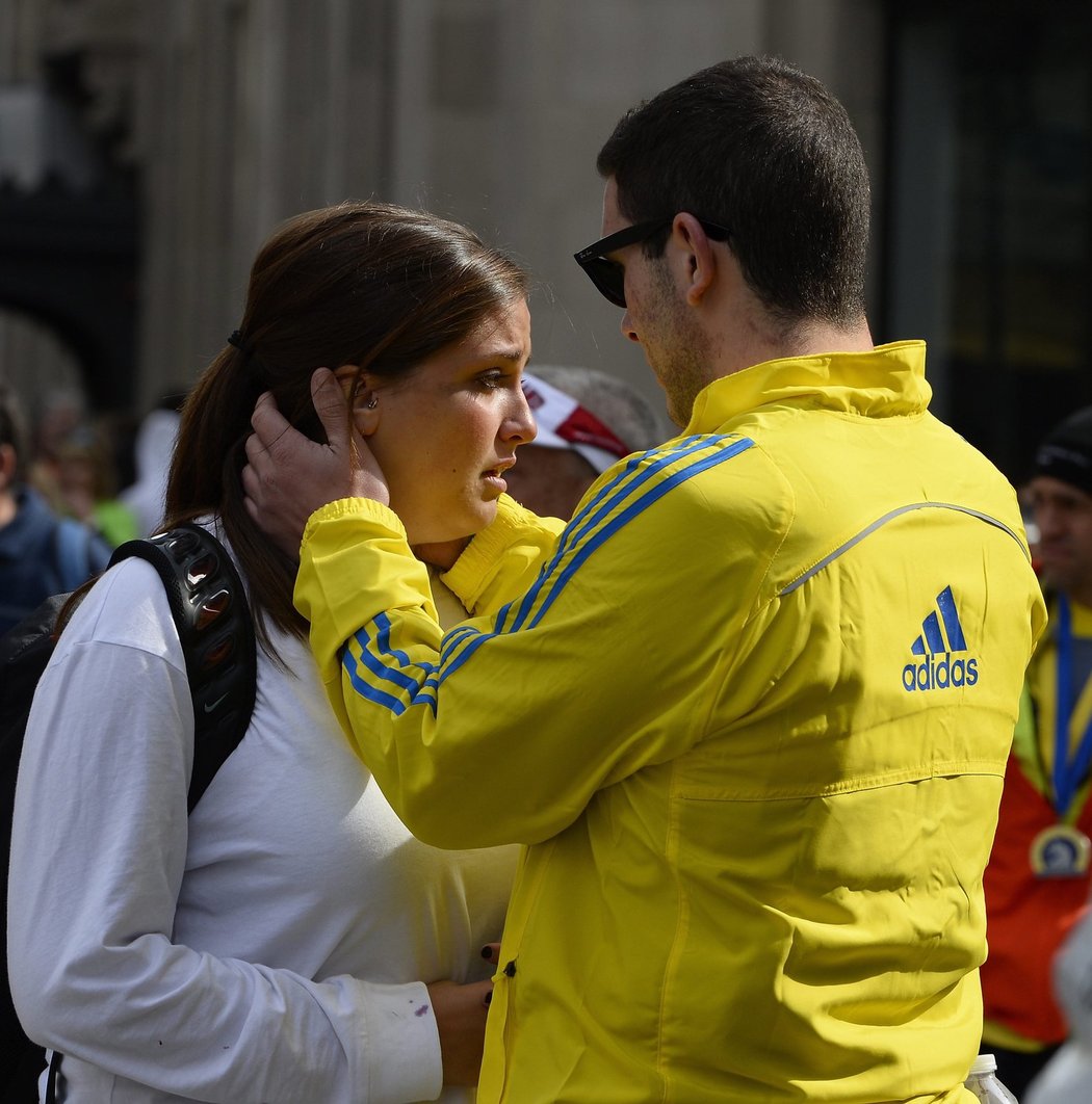 V cíli maratonu v americkém Bostonu se dnes udály dvě silné exploze. Podle policie zemřeli dva lidé, jiné zdroje uvádějí tři mrtvé. Dalších 22 lidí utrpělo zranění.