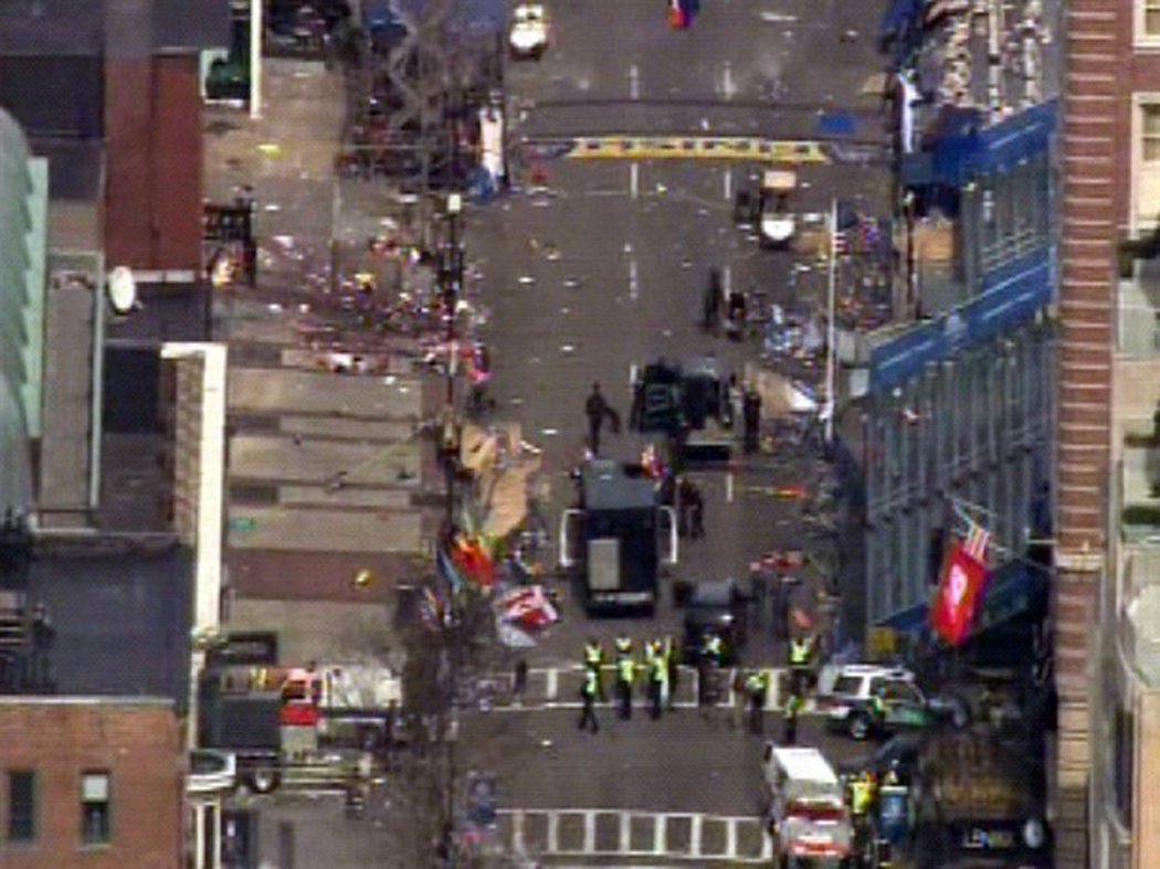 V cíli maratonu v americkém Bostonu se dnes udály dvě silné exploze. Podle policie zemřeli dva lidé, jiné zdroje uvádějí tři mrtvé. Dalších 22 lidí utrpělo zranění.