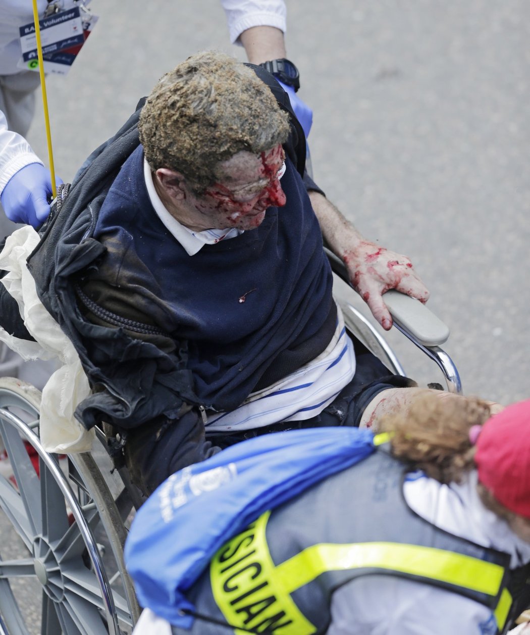 V cíli maratonu v americkém Bostonu se dnes udály dvě silné exploze. Podle policie zemřeli dva lidé, jiné zdroje uvádějí tři mrtvé. Dalších 22 lidí utrpělo zranění.