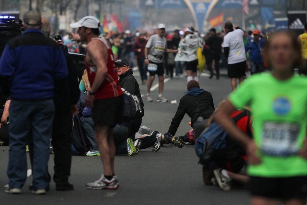 Tragédie v Bostonu. V cíli tamního maratonu explodovaly dvě nálože. Na místě jsou dva mrtví, nemocnice hlásí i šest lidí v kritickém stavu. Zraněno bylo víc než sto lidí