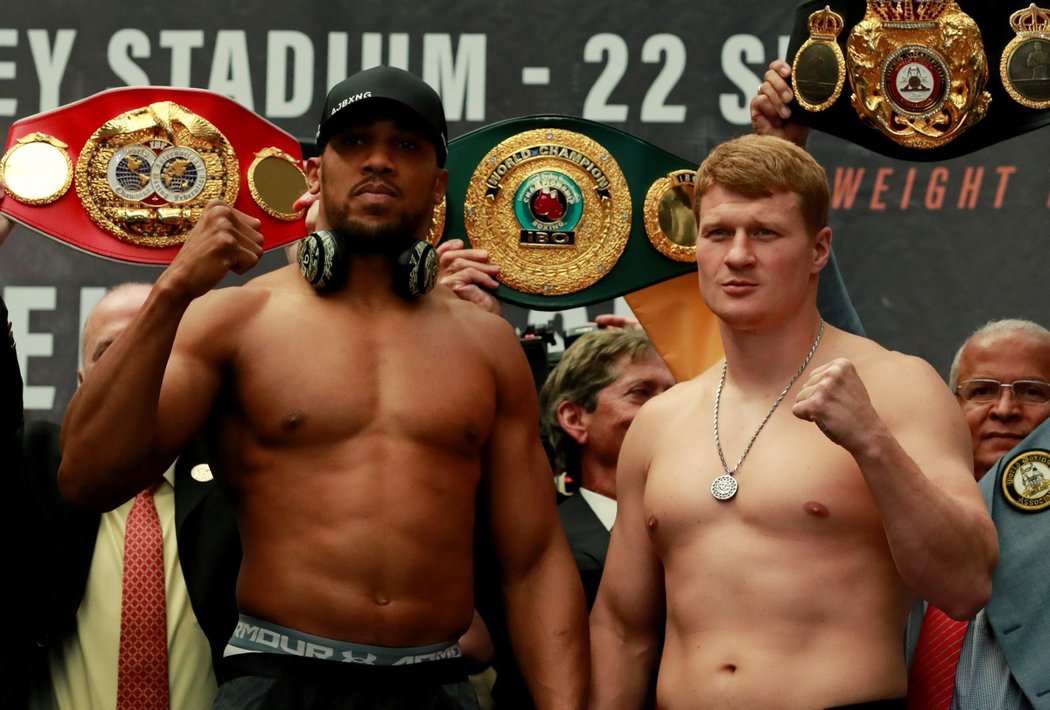 Anthony Joshua s Alexandrem Povětkinem před ostře sledovaným zápasem, který se uskuteční v londýnském Wembley.