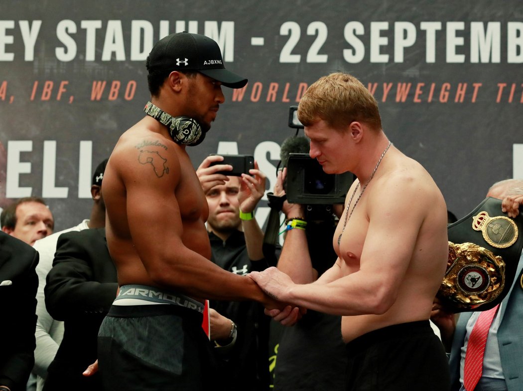 Anthony Joshua s Alexandrem Povětkinem před ostře sledovaným zápasem, který se uskuteční v londýnském Wembley.