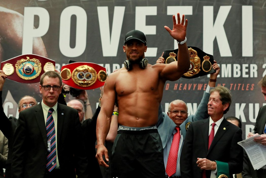 Anthony Joshua s Alexandrem Povětkinem před ostře sledovaným zápasem, který se uskuteční v londýnském Wembley.