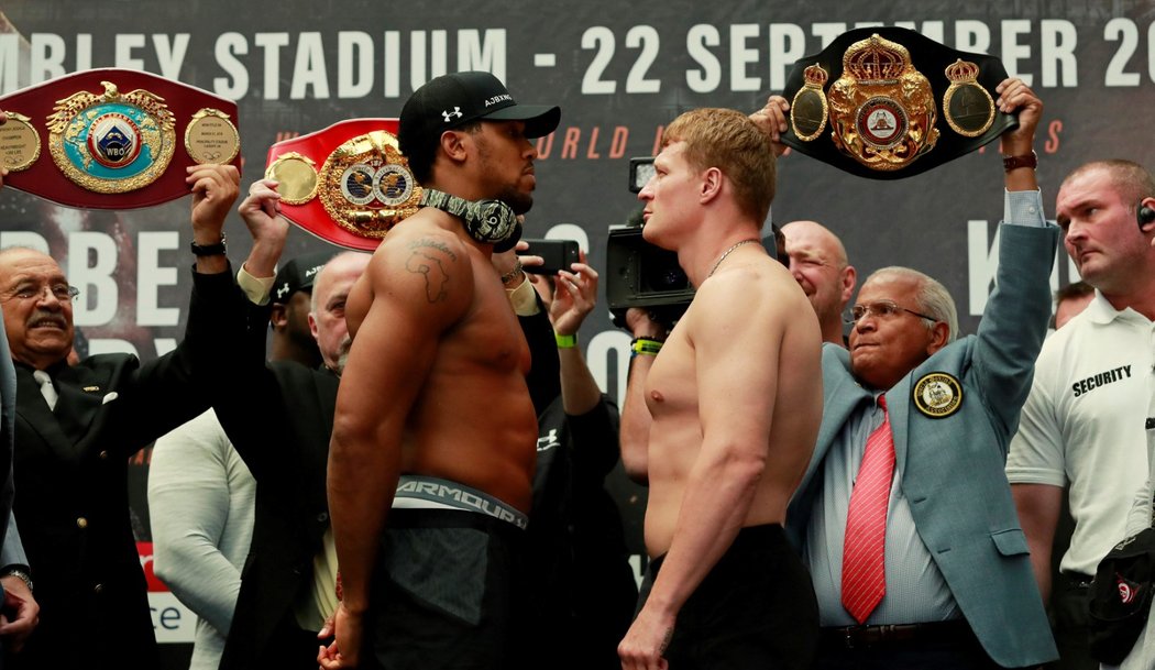 Anthony Joshua s Alexandrem Povětkinem před ostře sledovaným zápasem, který se uskuteční v londýnském Wembley.