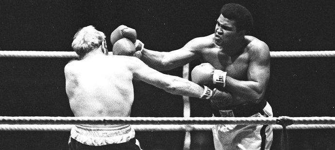 Ali právě zasazuje úder Richardu Dunnovi v roce 1976