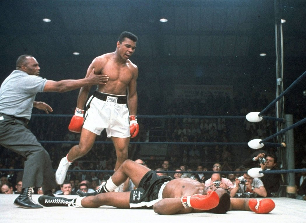 Sonny Liston leží v ringu po knokautu od Aliho