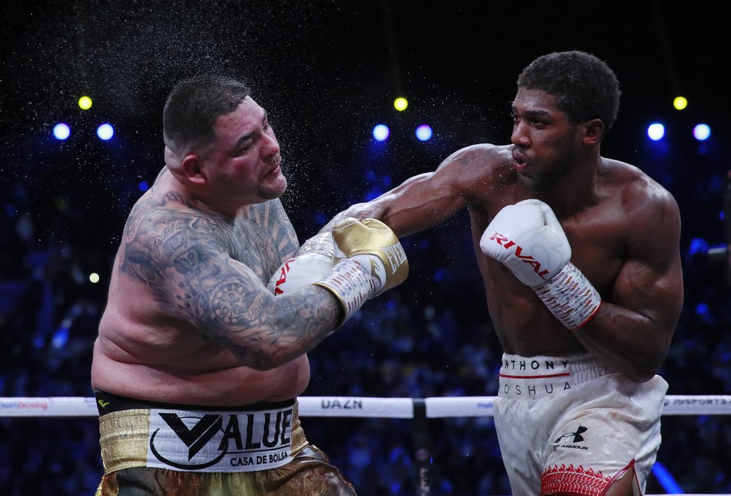 Anthony Joshua porazil Andyho Ruize Jr. v odvetě na body a získal čtyři titulové pásy