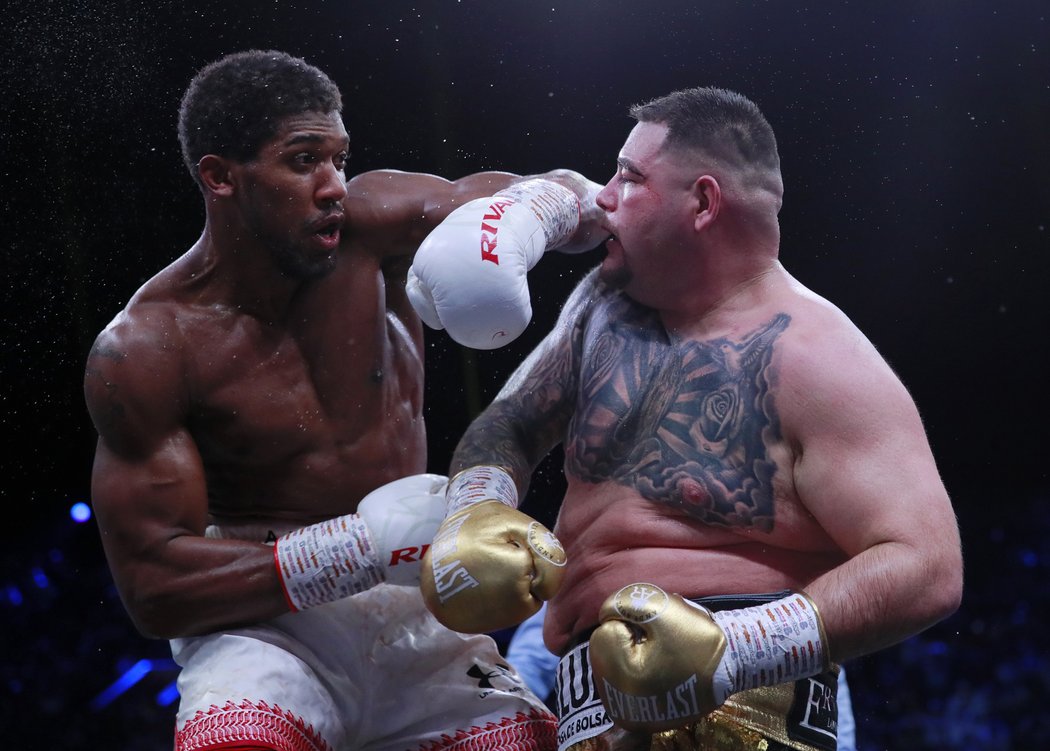 Anthony Joshua porazil Andyho Ruize Jr. v odvetě na body a získal čtyři titulové pásy