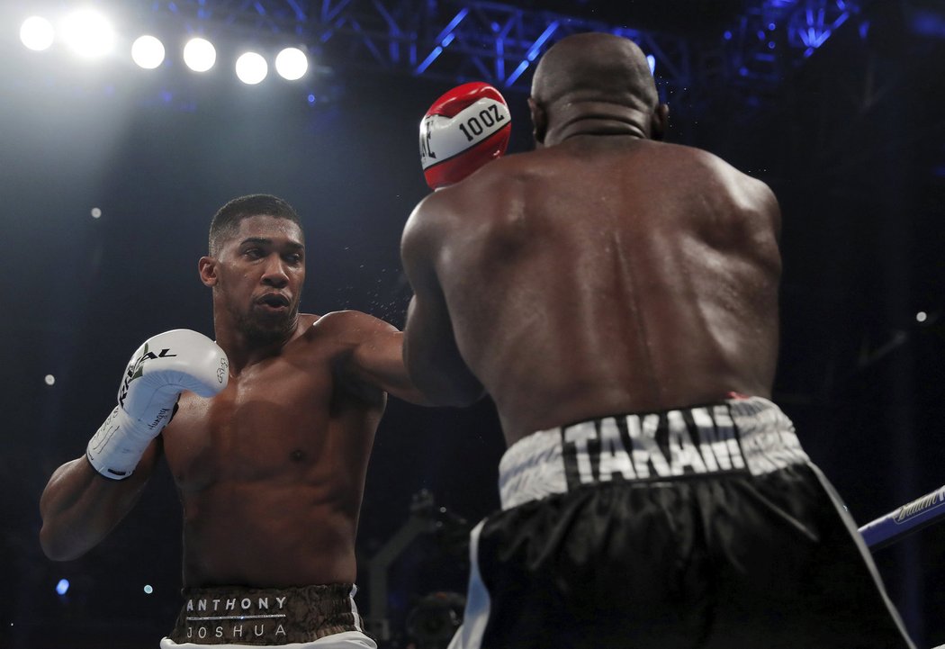 Anthony Joshua v titulovém boji proti Carlosi Takamovi