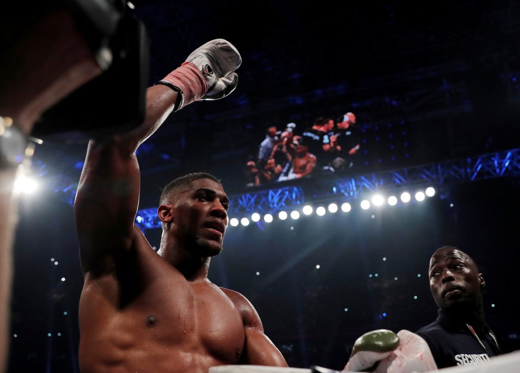 Anthony Joshua zůstává neporaženým králem těžké váhy