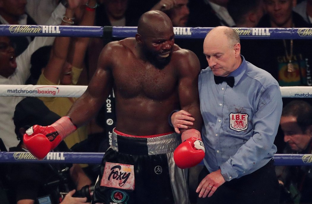 Carlos Takam se zlobí na sudího, který předčasně ukončil jeho duel s Anthonym Joshuou