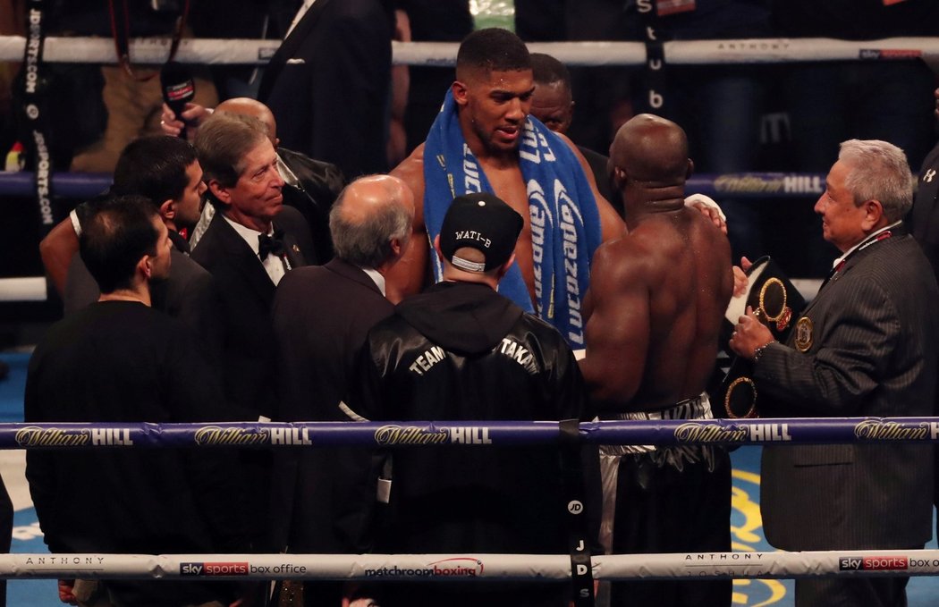 Anthony Joshua a poražený Carlos Takam, kterému se nelíbil předčasný konec