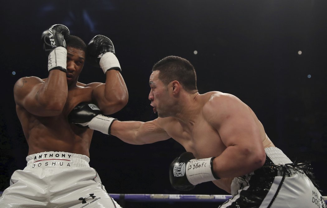 Anthony Joshua a Joseph Parker si v úvodních kolech svého soupeře spíše testovali