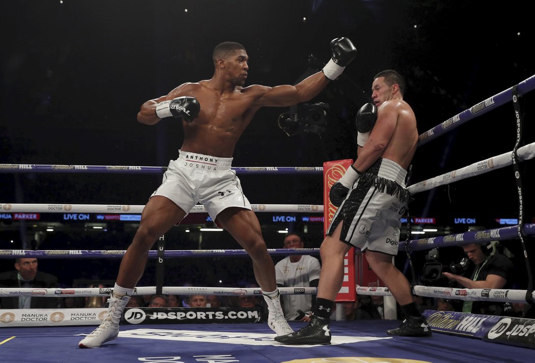 Anthony Joshua a Joseph Parker si v úvodních kolech svého soupeře spíše testovali