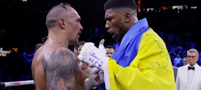 Usyk obhájil titul! Bouře emocí, Joshua vybuchl a vyhodil z ringu pásy