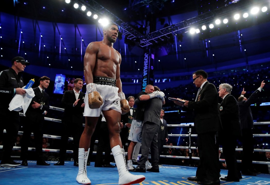 Boxerský král padl! Anthony Joshua prohrál s Oleksandrem Usykem na body