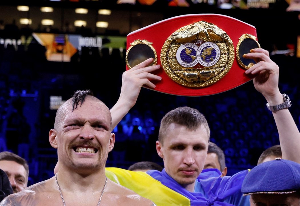 Ukrajinský boxer Oleksandr Usyk zůstává mistrem světa v těžké váze organizací WBA, WBO, IBF a IBO