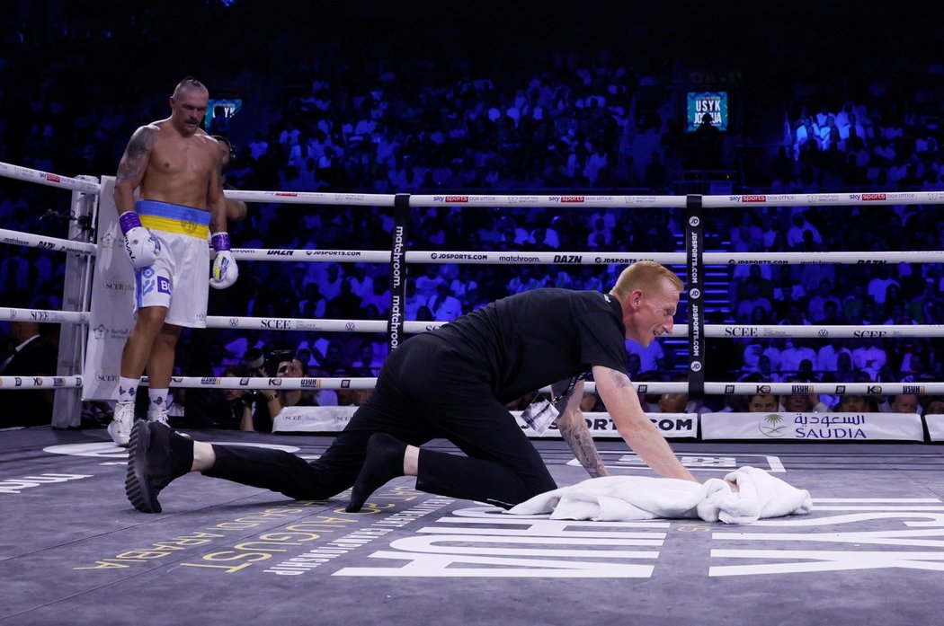 Ukrajinský boxer Oleksandr Usyk zůstává mistrem světa v těžké váze organizací WBA, WBO, IBF a IBO