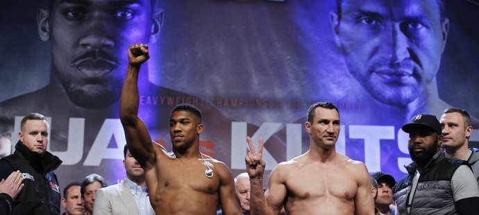 Anthony Joshua (vlevo) a Vladimir Kličko při vážení před svým mistrovským soubojem