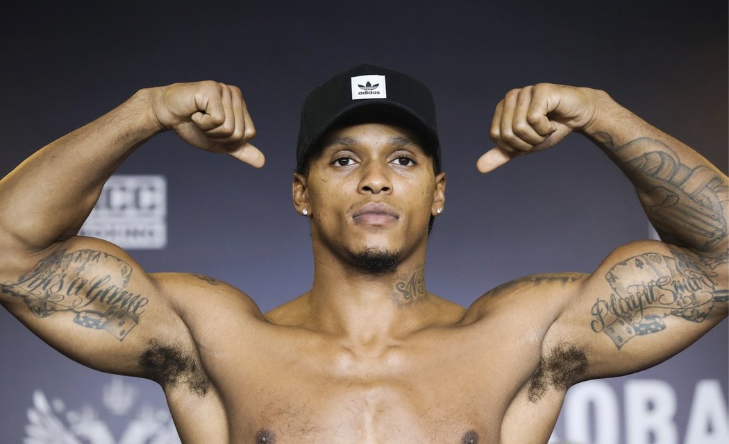 Anglický boxer Anthony Yarde při vážení před duelem proti Kovalevovi