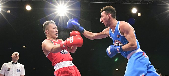 Francouz Sofiane Oumiha (vpravo) zasahuje mongolského boxera Cendbátara Erdenebata při exhibici Evropa vs. Asie v Praze