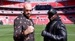 Tyson Fury a Dillian Whyte pózují před zápasem ve Wembley
