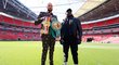 Tyson Fury a Dillian Whyte pózují před zápasem ve Wembley