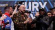 Tyson Fury a Dillian Whyte během staredownu