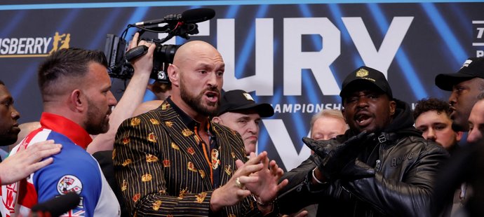 Tyson Fury a Dillian Whyte během staredownu