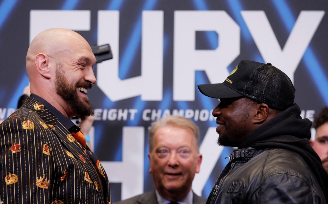 Tyson Fury a Dillian Whyte během staredownu