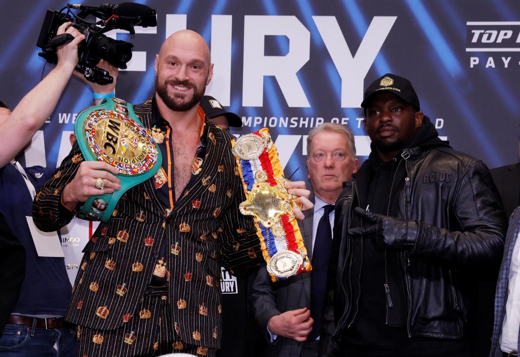 Tyson Fury a Dillian Whyte během staredownu